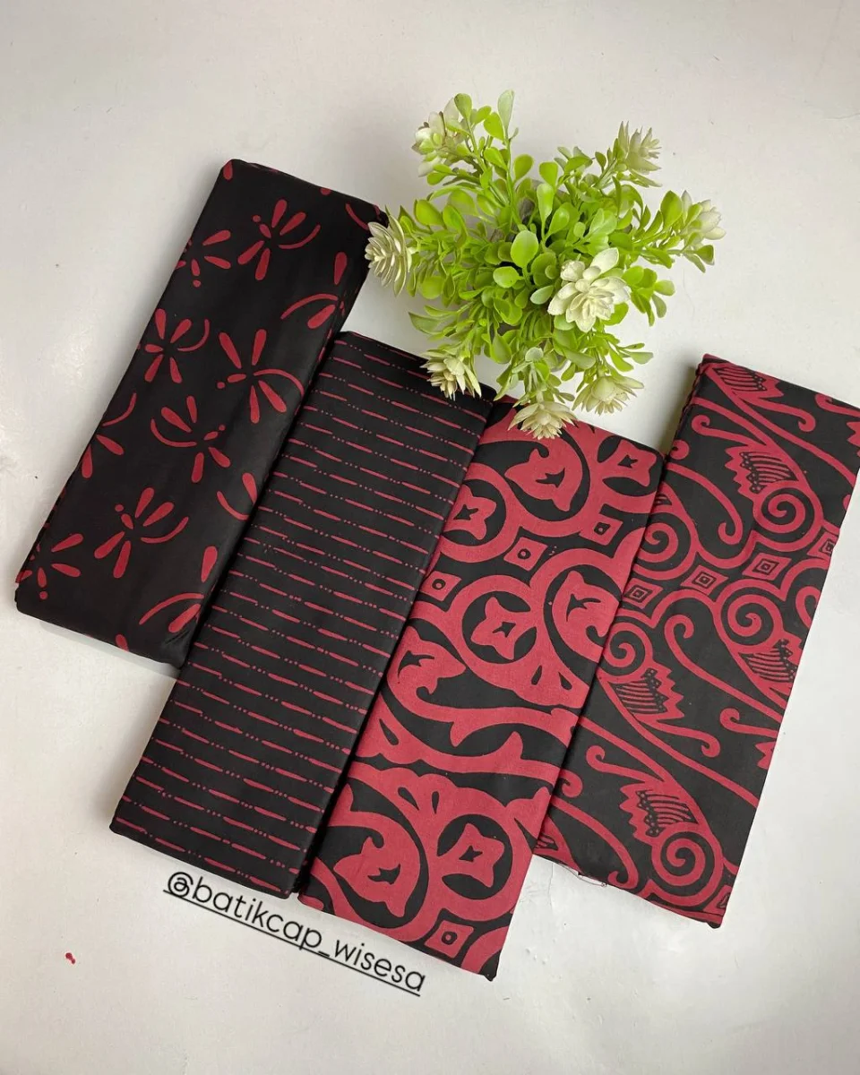 Batik Cap Merah-Hitam