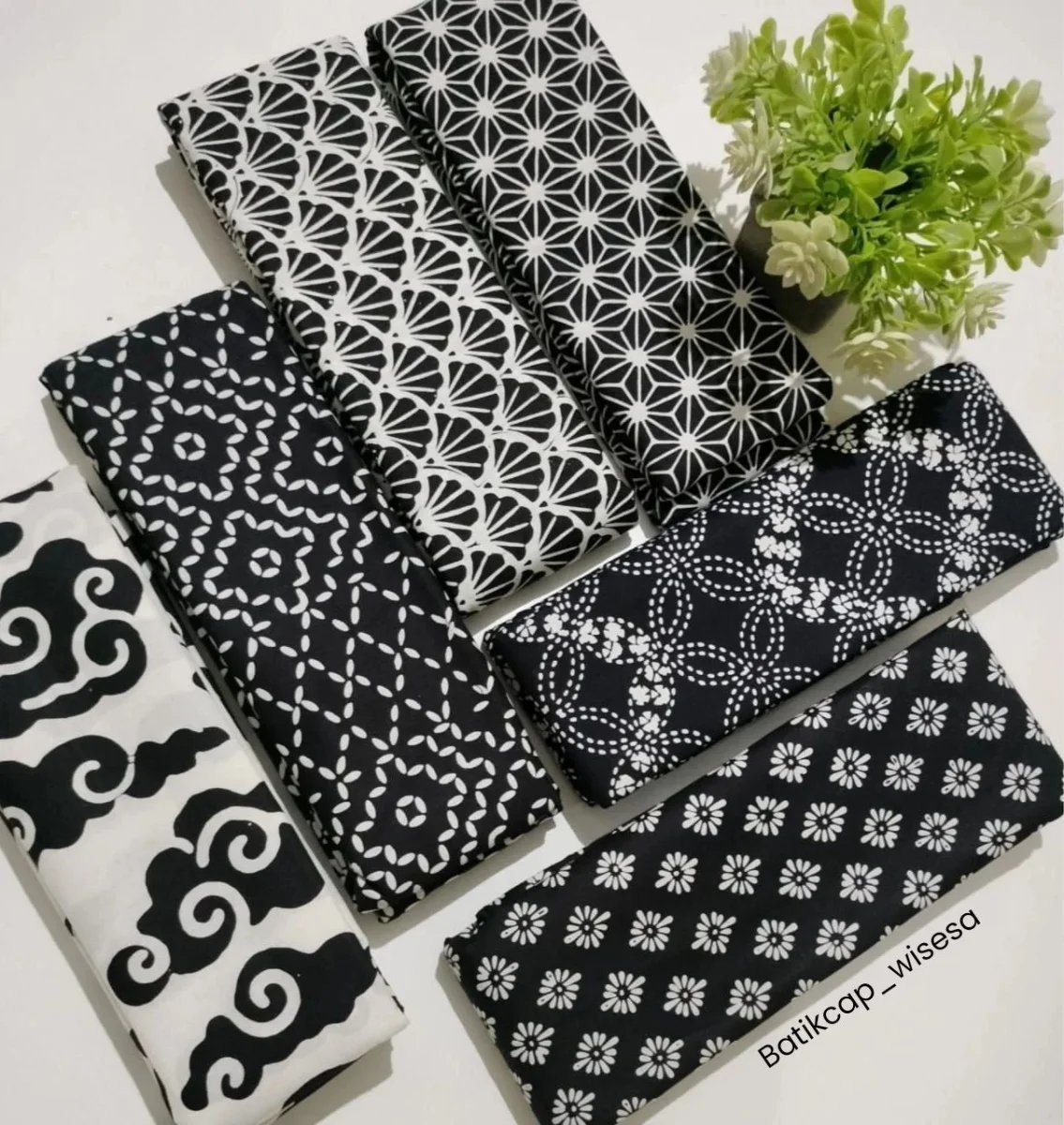 Kain Batik Cap Garutan warna Hitam
